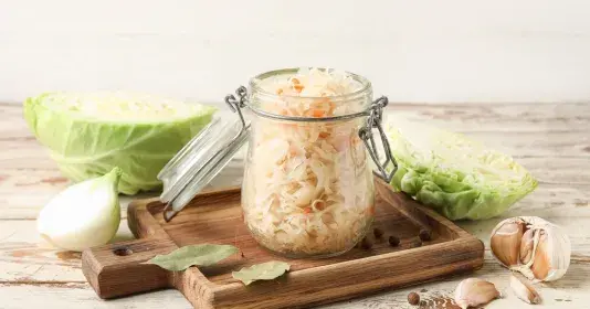 Nakládané zelí s kořením pro lepší chuť a vůni