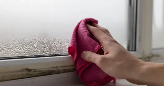 Jak utěsnit okna. Těsnicí páska proti průvanu a únikům tepla