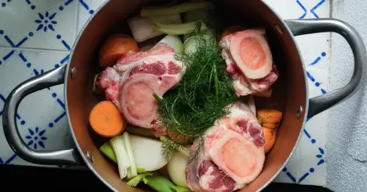 Příprava vývaru přes noc. Trik, díky kterému bude polévka silná a čirá