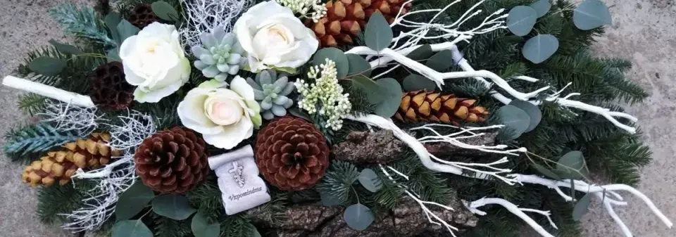 Malé světlo vzpomínek uprostřed dekorace na hrob