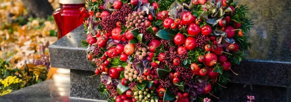 čistý náhrobní kámen