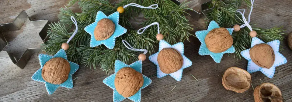 vánoční ozdoby z ořechů