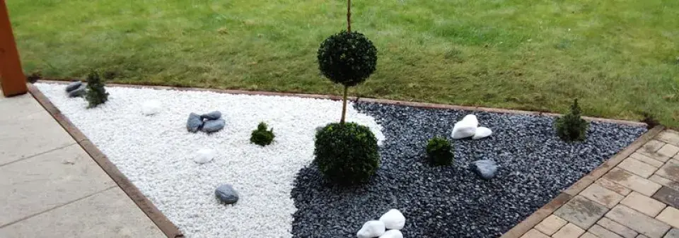 Zahradní materiály v podobě kamínků 