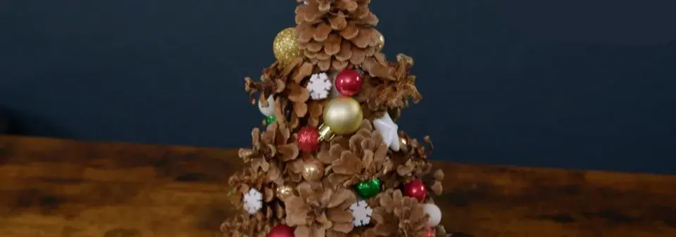 Návod na výrobu stromku ze šišek