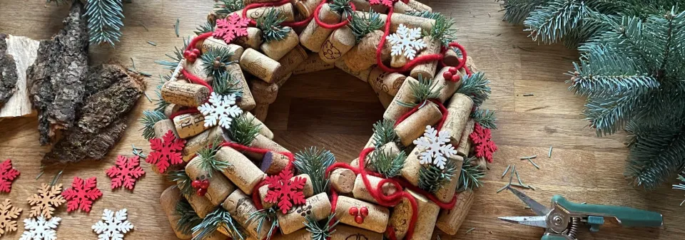 vánoční věnec z korkových špuntů