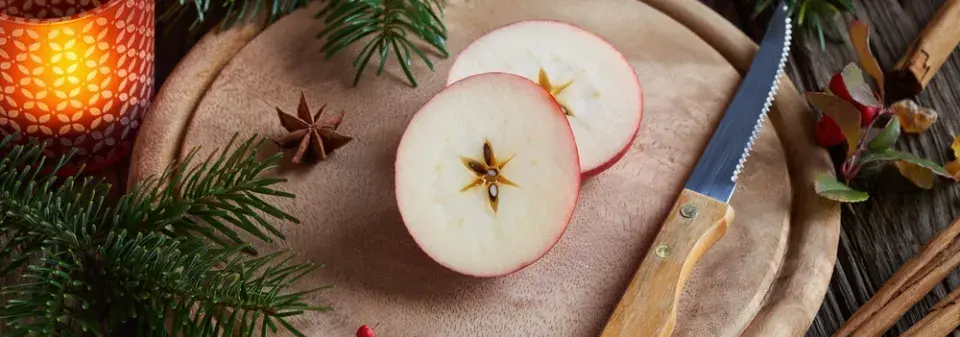 Krájení jablka o Vánocích