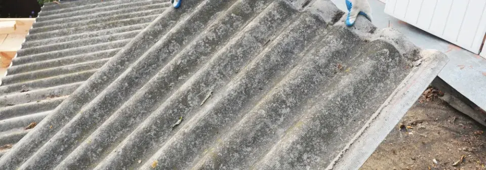 Eternitová střecha na staré kůlně může představovat velké zdravotní riziko