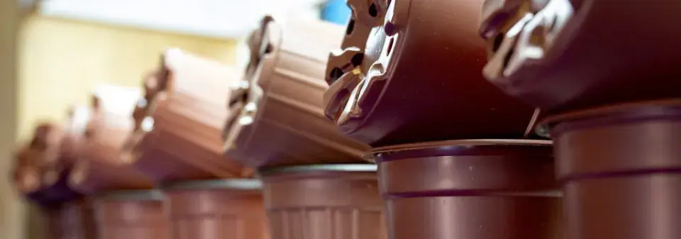 Plastové květináče