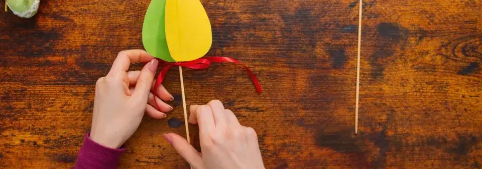 Velikonoční vejce z papíru jako dekorativní zápichy do květináčů