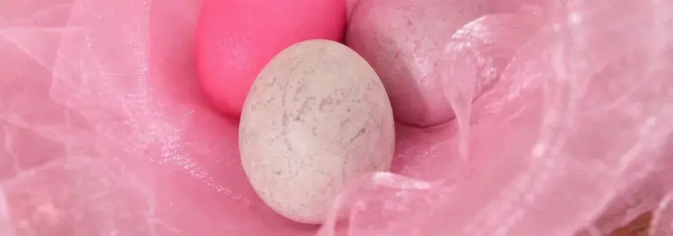  Jak zabodovat u koledníků? Luxusním mramorováním a krystalickými efekty velikonočních vajec v lambruscu