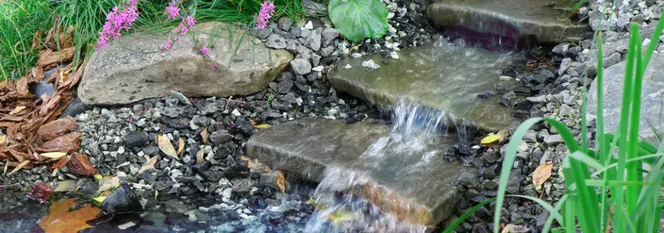Umělý potůček v zahradě