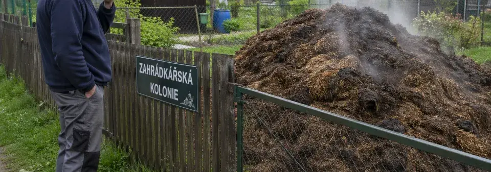 Zahrádkářská kolonie: Každodenní realita mezi záhony a ploty