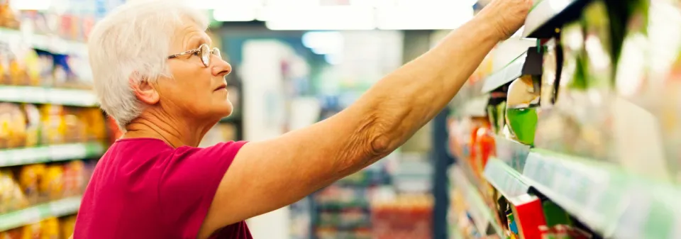 Starší dáma v obchodě: Jak budou otevřené obchody během květnových svátků?