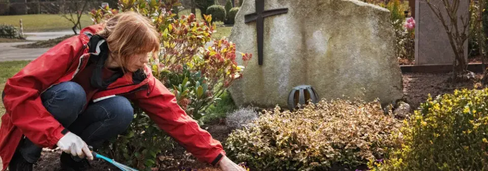 Osázení hrobu na slunci