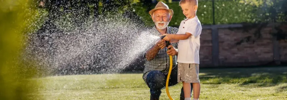 Prořezání a provzdušnění trávníku