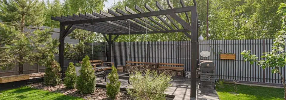 Pergola na zahradě v praxi: Jak vypadají klasické a bioklimatické pergoly