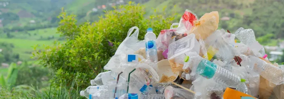 Omezování plastů v praxi. Hotelové minišampony, sáčky s omáčkami a vlastní hrnky a krabičky
