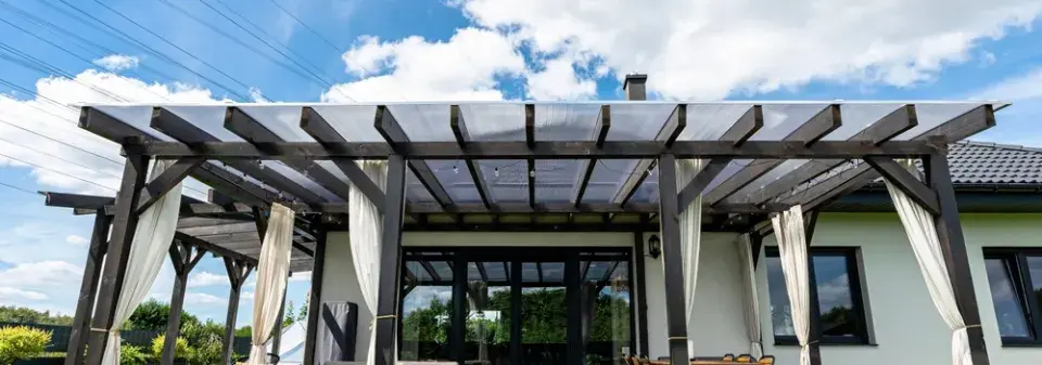 Zastřešená pergola a různé pohledy práva