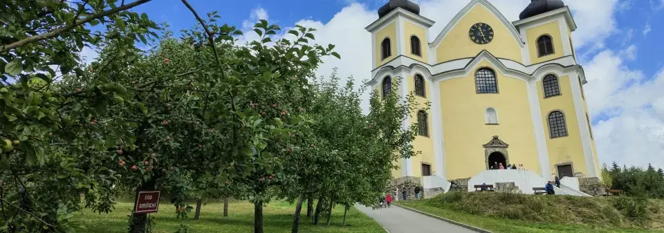 Sad Smíření v Neratově v Orlických horách