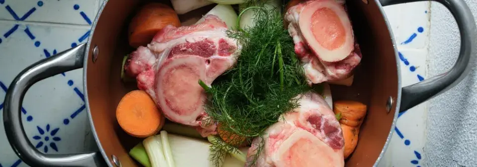 Příprava vývaru přes noc. Trik, díky kterému bude polévka silná a čirá