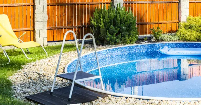 Bazén zapuštěný do země Bazén zapuštěný do země