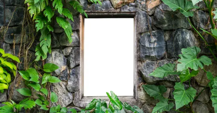 Zrcadlo zabudované do zdi