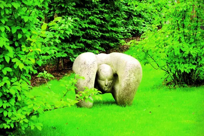 Socha v zahradě Socha v zahradě