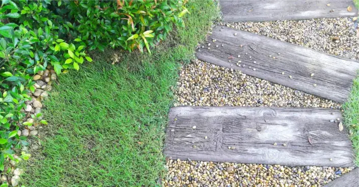 Cesta z betonových pražců a štěrku