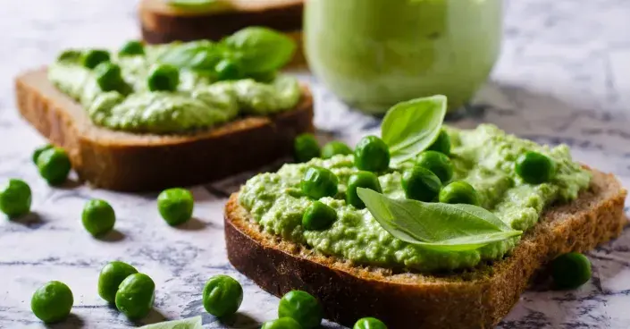 Topinky s hráškem a parmezánem Topinky s hráškem a parmezánem