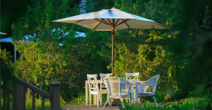 Zahradní posezení se slunečníkem Zahradní posezení se slunečníkem
