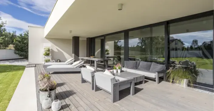 Dřevěná terasa u moderní novostavby