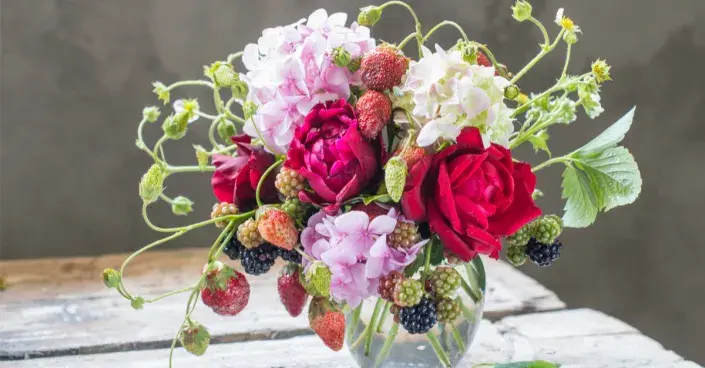 Kytice z růží, měsíčních jahod a ostružin Kytice z růží, měsíčních jahod a ostružin