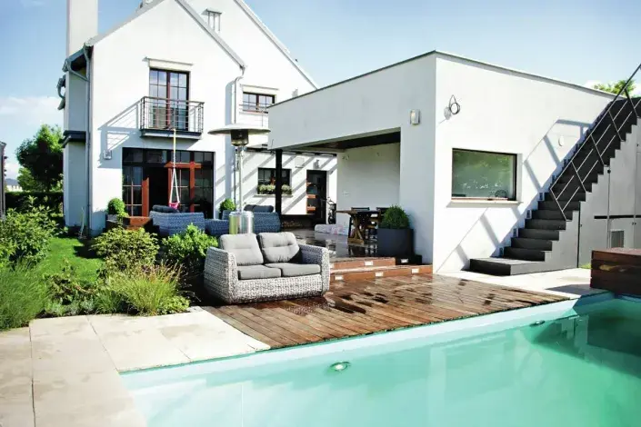 Dům s terasou a bazénem Dům s terasou a bazénem