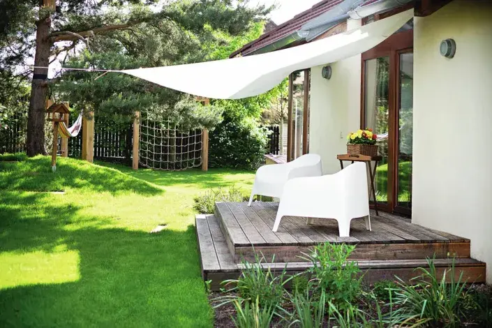 Dřevěná terasa s posezením