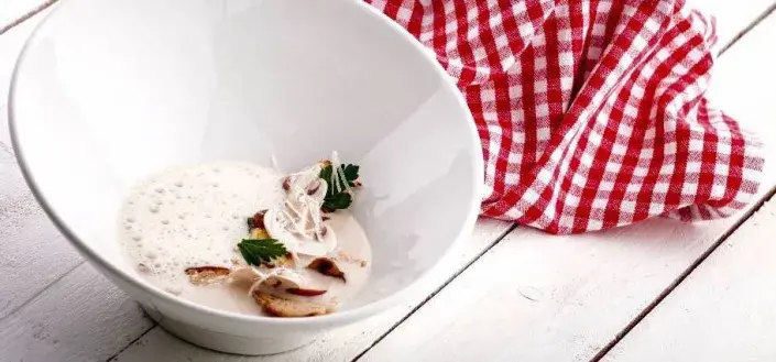 Chlebová polévka s houbami a sýrem Asiago stravecchio Chlebová polévka s houbami a sýrem Asiago stravecchio