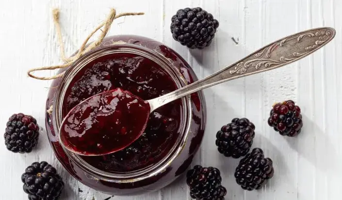 Ostružinovo-hruškový džem s ořechy Ostružinovo-hruškový džem s ořechy