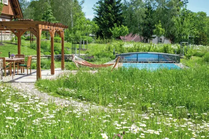 Bazén kousek od terasy Bazén kousek od terasy