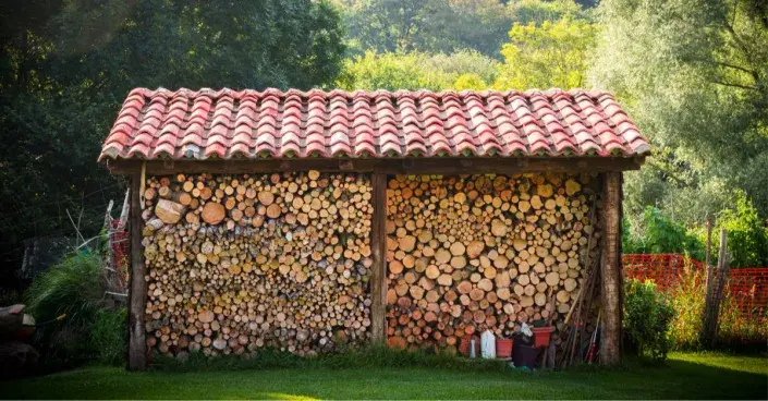 Přístřešek na dřevo na zahradě Přístřešek na dřevo na zahradě
