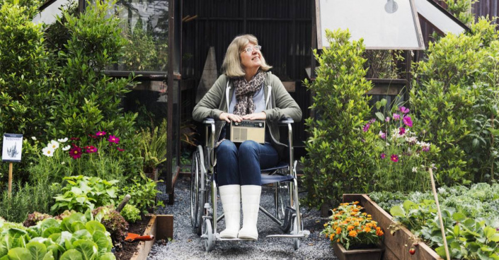 Paní na vozíku v zahradě