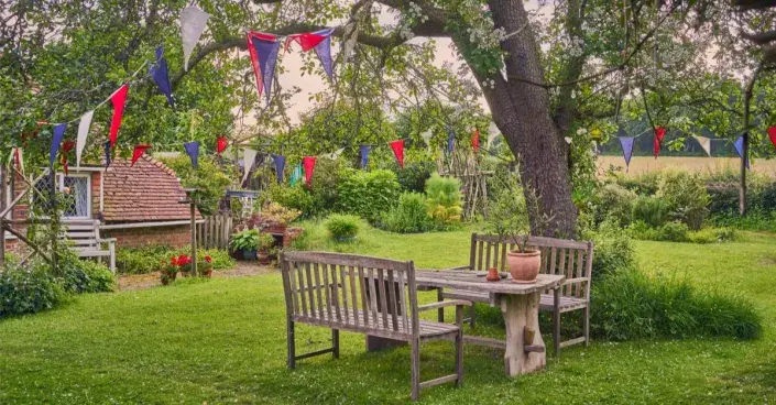 Sezení pod stromem v zahradě Sezení pod stromem v zahradě