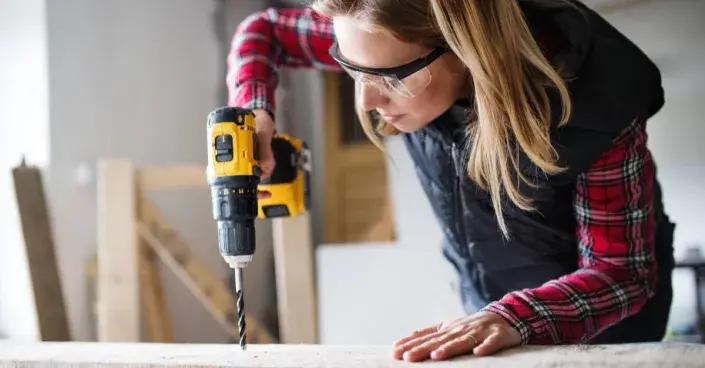 Žena s aku-vrtačkou Žena s aku-vrtačkou