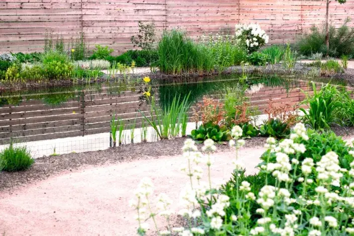 Mlatová pěšina na zahradě Mlatová cesta v zahradě