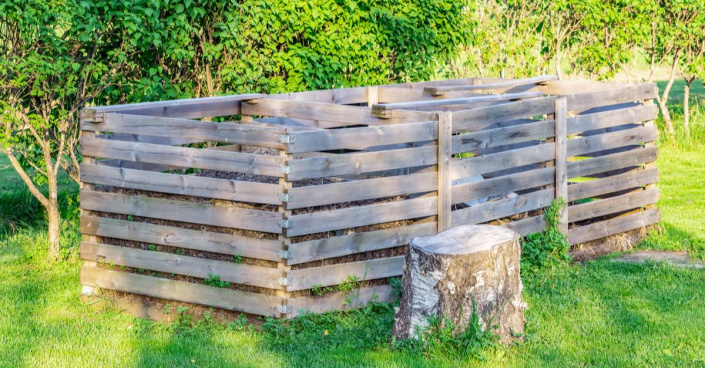 Dřevěný tříkomorový kompostér