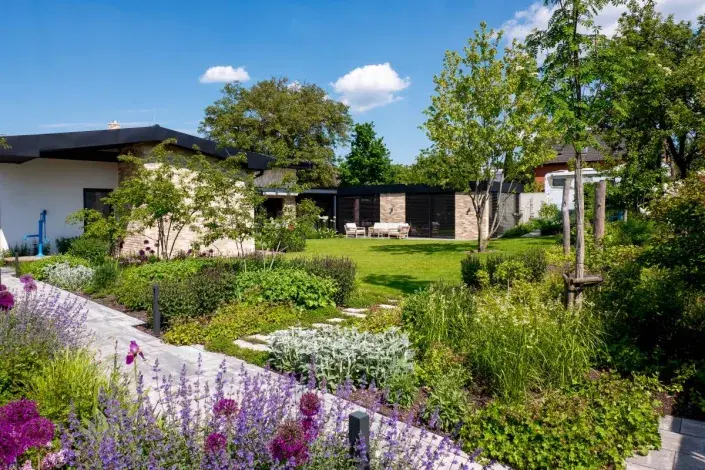 Slunná část zahrady Slunná část zahrady