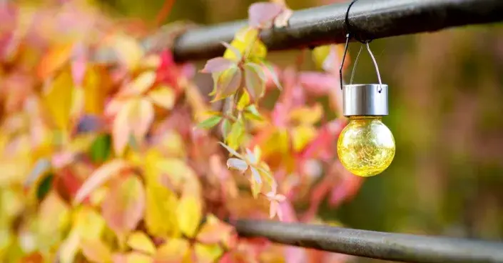 Solární žárovka zavěšená na zábradlí Solární žárovka zavěšená na zábradlí