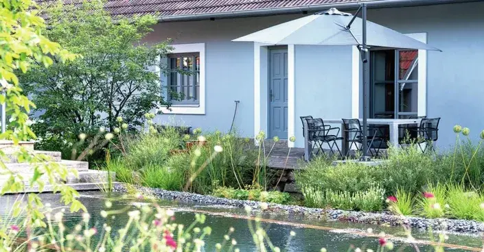 Koupací jezírko a sezení u domu
