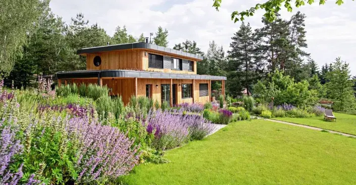 Dřevostavba obklopená zahradou Dřevostavba obklopená zahradou
