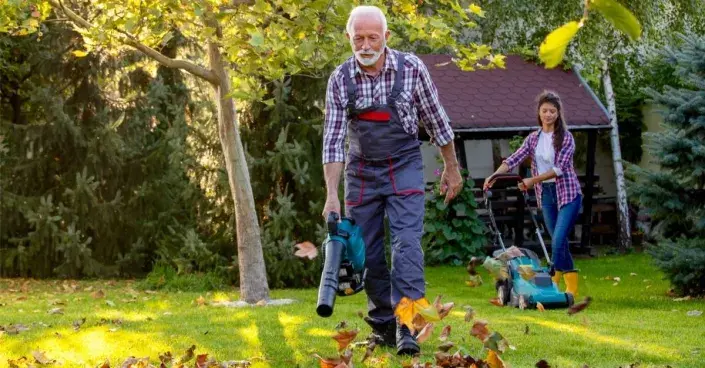 Senior pracující na zahradě
