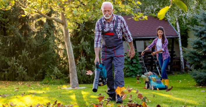 Senior pracující na zahradě