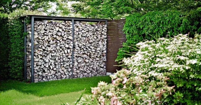 Zástěna s naštípaným dřívím Zástěna s naštípaným dřívím